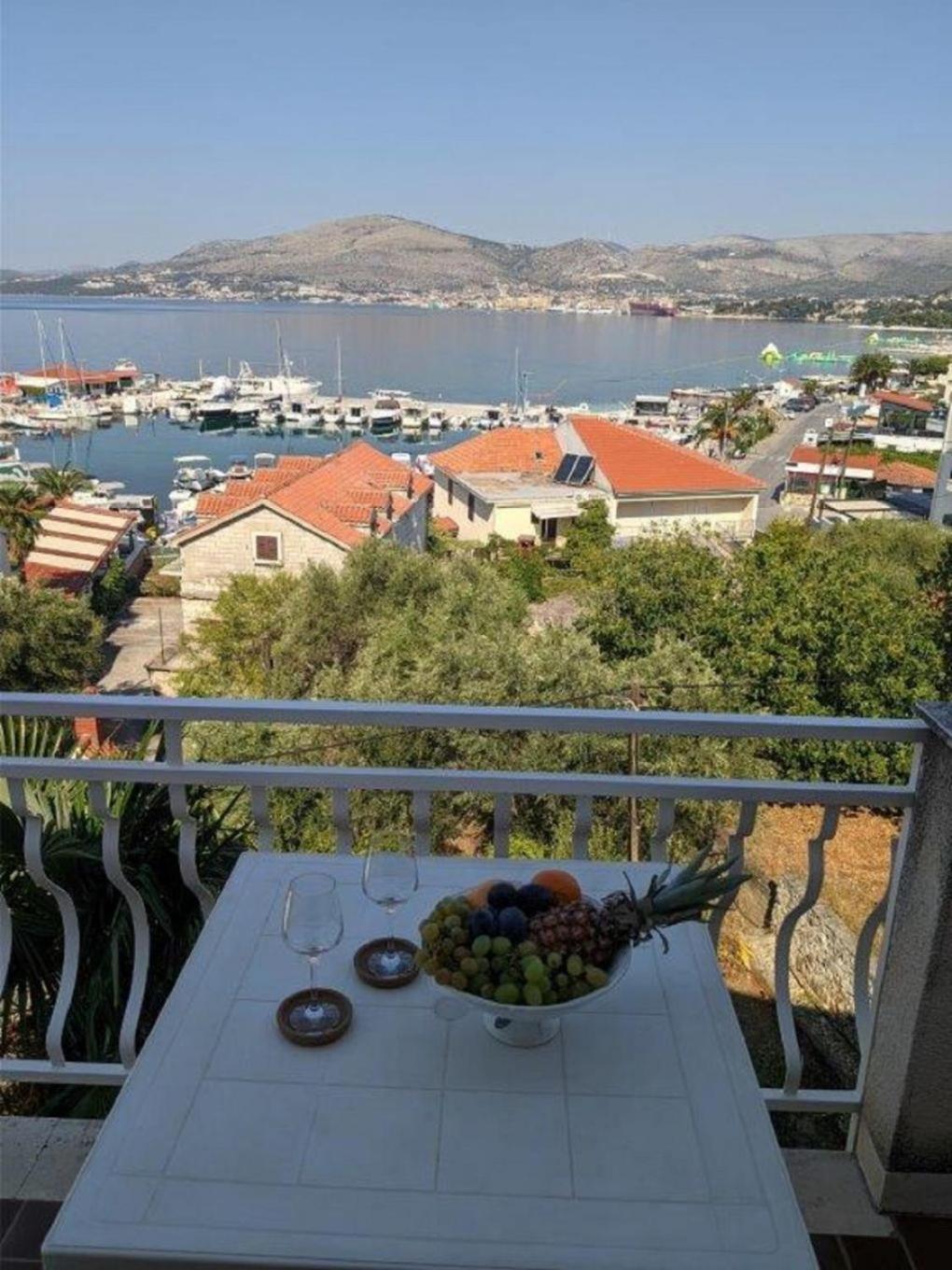 Apartments Biserka - 50 M From Beach Trogir Exterior photo